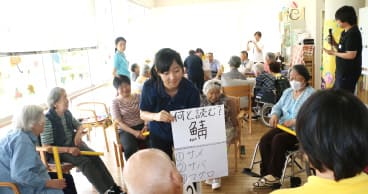 学生自らが考えたレクリエーションを小グループにわかれて実施