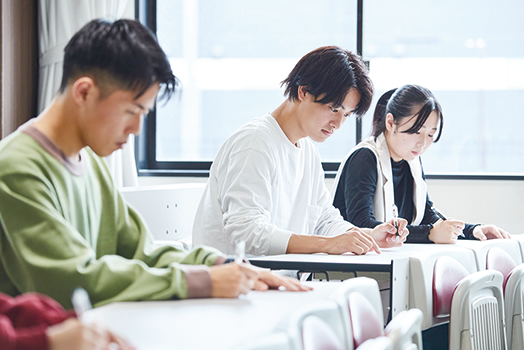 過去問題や模擬試験を実施