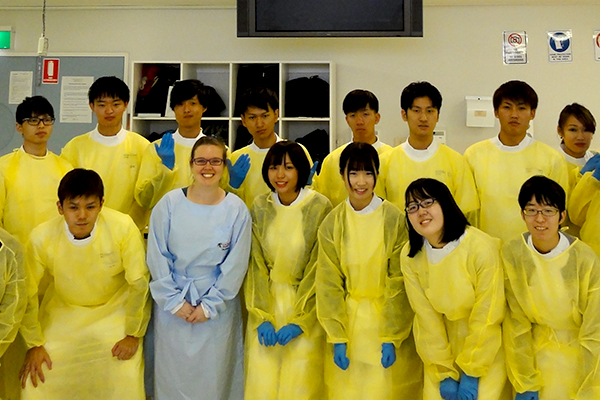 現地の学生との関わる