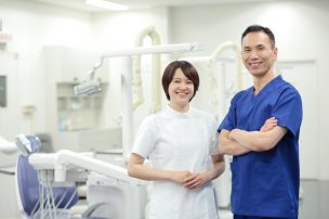 歯科院で働く女性と男性