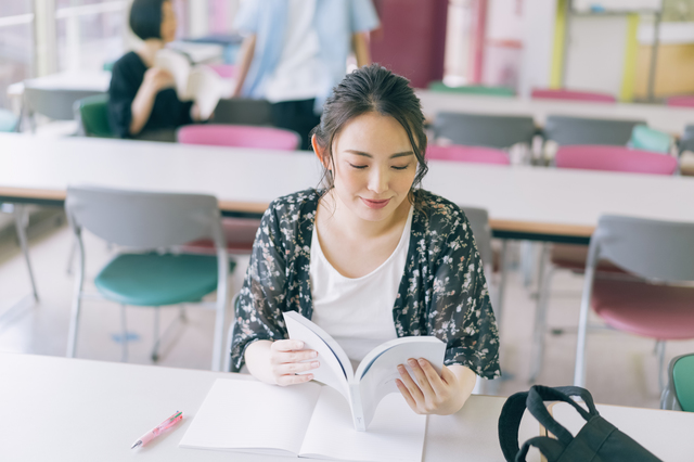 教科書を読む専門学生