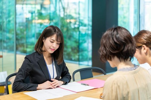 社会人から社会福祉士を目指すには?通信制のメリット・デメリットを解説