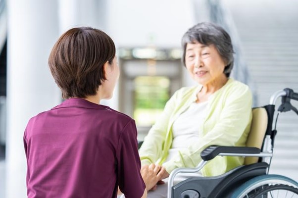 介助と介護の違いとは?意味や目的、仕事内容の違いを解説