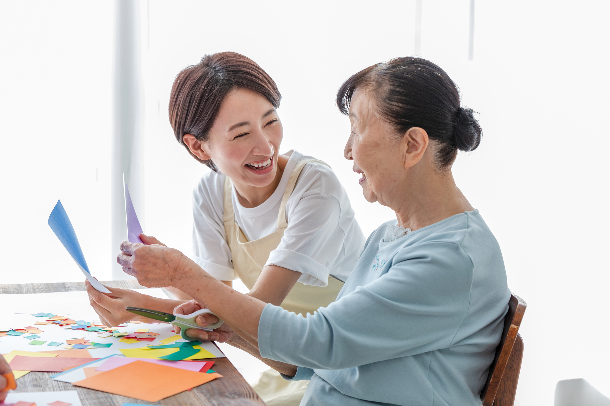 認知症のリハビリには作業療法が効果的!メリットと効果、具体的なとりくみを紹介