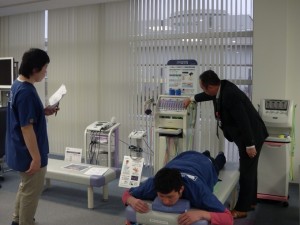 【鍼灸科】３年生★物理療法機器メーカーを見学し、体験しました！