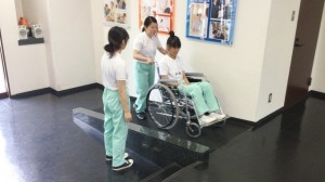 【介護福祉士科】１年生★車いすの操作方法について学びました！