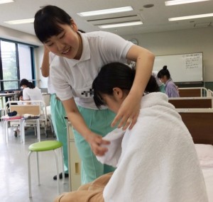 【介護福祉士科】１年生★着脱介助について学びました！