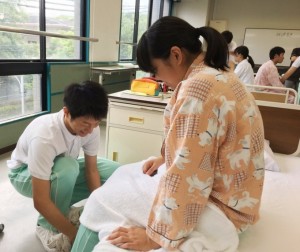 【介護福祉士科】１年生★着脱介助について学びました！