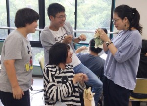 【介護福祉士科】１年生★授業や実習で使用するエプロンを製作中！