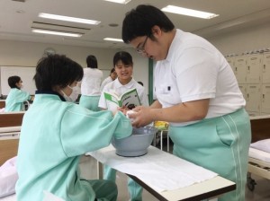 【介護福祉士科】先輩が後輩を指導するＳＴ（スチューデント・ティーチャー）制度☆