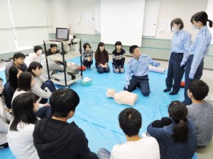 【介護福祉士科・鍼灸科】三田校救急救命士科の先生と学生さんによる心肺蘇生講習を受講☆