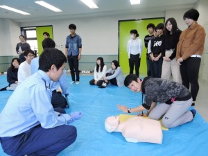 【介護福祉士科・鍼灸科】三田校救急救命士科の先生と学生さんによる心肺蘇生講習を受講☆