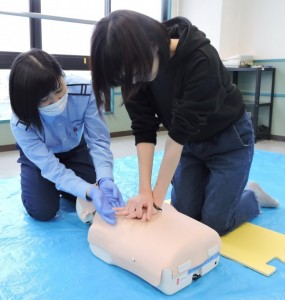 【介護福祉士科・鍼灸科】三田校救急救命士科の先生と学生さんによる心肺蘇生講習を受講☆