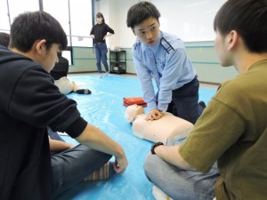 【介護福祉士科・鍼灸科】三田校救急救命士科の先生と学生さんによる心肺蘇生講習を受講☆