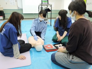 【介護福祉士科・鍼灸科】三田校救急救命士科の先生と学生さんによる心肺蘇生講習を受講☆