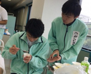 【介護福祉士科】１年生★食事介助について学びました！