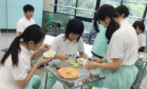 【介護福祉士科】１年生★食事介助について学びました！