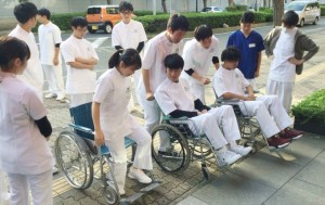 【鍼灸科】福祉分野の授業☆車いすの操作方法について学びました！