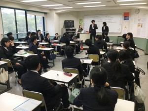 【介護福祉士科】１年生★施設訪問に向けてスーツの着こなしを！