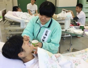 【介護福祉士科】１年生☆食事介助について学びました！