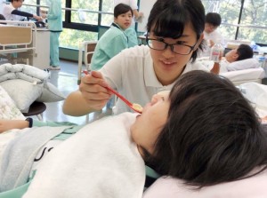 【介護福祉士科】１年生☆食事介助について学びました！