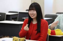 椅子に座っている女性
AI によって生成されたコンテンツは間違っている可能性があります。