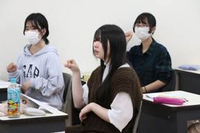 人, 屋内, テーブル, 女性 が含まれている画像
AI によって生成されたコンテンツは間違っている可能性があります。