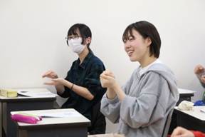 人, 屋内, テーブル, 女性 が含まれている画像
AI によって生成されたコンテンツは間違っている可能性があります。