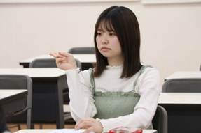 椅子に座っている女性
AI によって生成されたコンテンツは間違っている可能性があります。