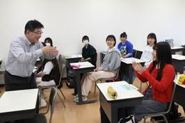 机の上に座っている人たち
AI によって生成されたコンテンツは間違っている可能性があります。