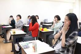 デスクの上に座っている人たち
AI によって生成されたコンテンツは間違っている可能性があります。