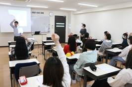 部屋の中でコンピューターを使っている人達
AI によって生成されたコンテンツは間違っている可能性があります。