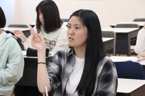 人, 屋内, テーブル, 男 が含まれている画像
AI によって生成されたコンテンツは間違っている可能性があります。