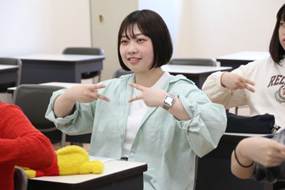 屋内, テーブル, 女性, 座る が含まれている画像
AI によって生成されたコンテンツは間違っている可能性があります。