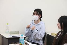 部屋の中にいる女性
AI によって生成されたコンテンツは間違っている可能性があります。