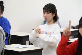 人, 屋内, テーブル, 若い が含まれている画像
AI によって生成されたコンテンツは間違っている可能性があります。