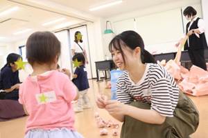 部屋の中にいる子供たち
AI 生成コンテンツは誤りを含む可能性があります。