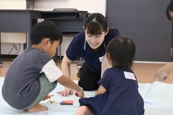 屋内, 人, 子供, 若い が含まれている画像
AI 生成コンテンツは誤りを含む可能性があります。