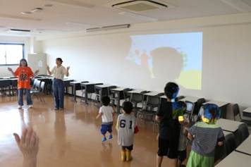 部屋の中で立っている数人の人たち
AI 生成コンテンツは誤りを含む可能性があります。
