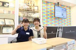 テーブル, 若い, 女性, 部屋 が含まれている画像
AI 生成コンテンツは誤りを含む可能性があります。