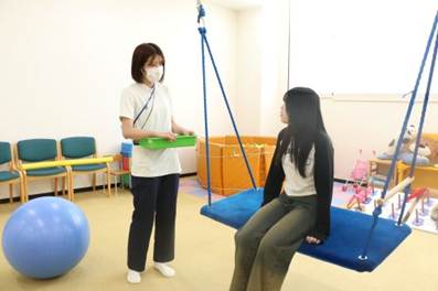 屋内, 人, 立つ, 男 が含まれている画像
AI 生成コンテンツは誤りを含む可能性があります。