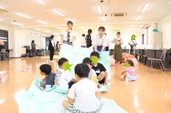 部屋に集まっている人たち
AI 生成コンテンツは誤りを含む可能性があります。