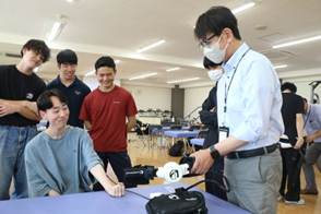 人, 屋内, 天井, 荷物 が含まれている画像
AI 生成コンテンツは誤りを含む可能性があります。