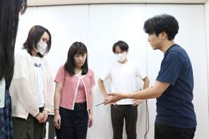白い壁の前に立つ女性たち
AI 生成コンテンツは誤りを含む可能性があります。