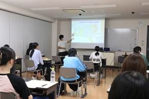 部屋に集まっている人たち
AI 生成コンテンツは誤りを含む可能性があります。