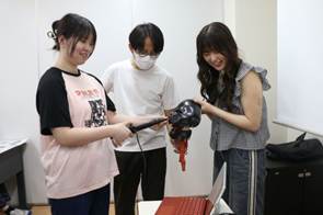 人, 屋内, 立つ, 男 が含まれている画像
AI 生成コンテンツは誤りを含む可能性があります。