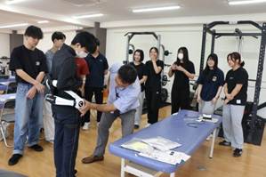 部屋に集まっている人たち
AI 生成コンテンツは誤りを含む可能性があります。