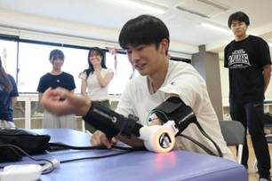 屋内, 人, 男, テーブル が含まれている画像
AI 生成コンテンツは誤りを含む可能性があります。