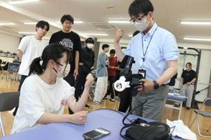 屋内, 人, 天井, 男 が含まれている画像
AI 生成コンテンツは誤りを含む可能性があります。
