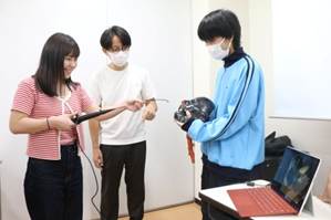屋内, 人, 立つ, 女性 が含まれている画像
AI 生成コンテンツは誤りを含む可能性があります。
